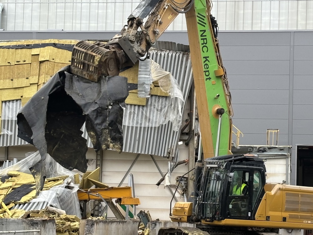 escavator sorting wast after demolition.