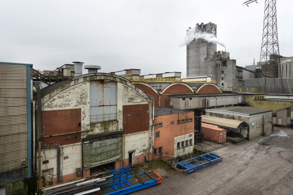 bakside av gammelt og ikke vedlikeholdt murbygg buet tak, industripark