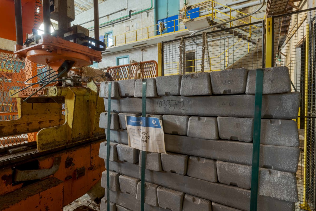 En hensatt pall med magnesiumbarrer