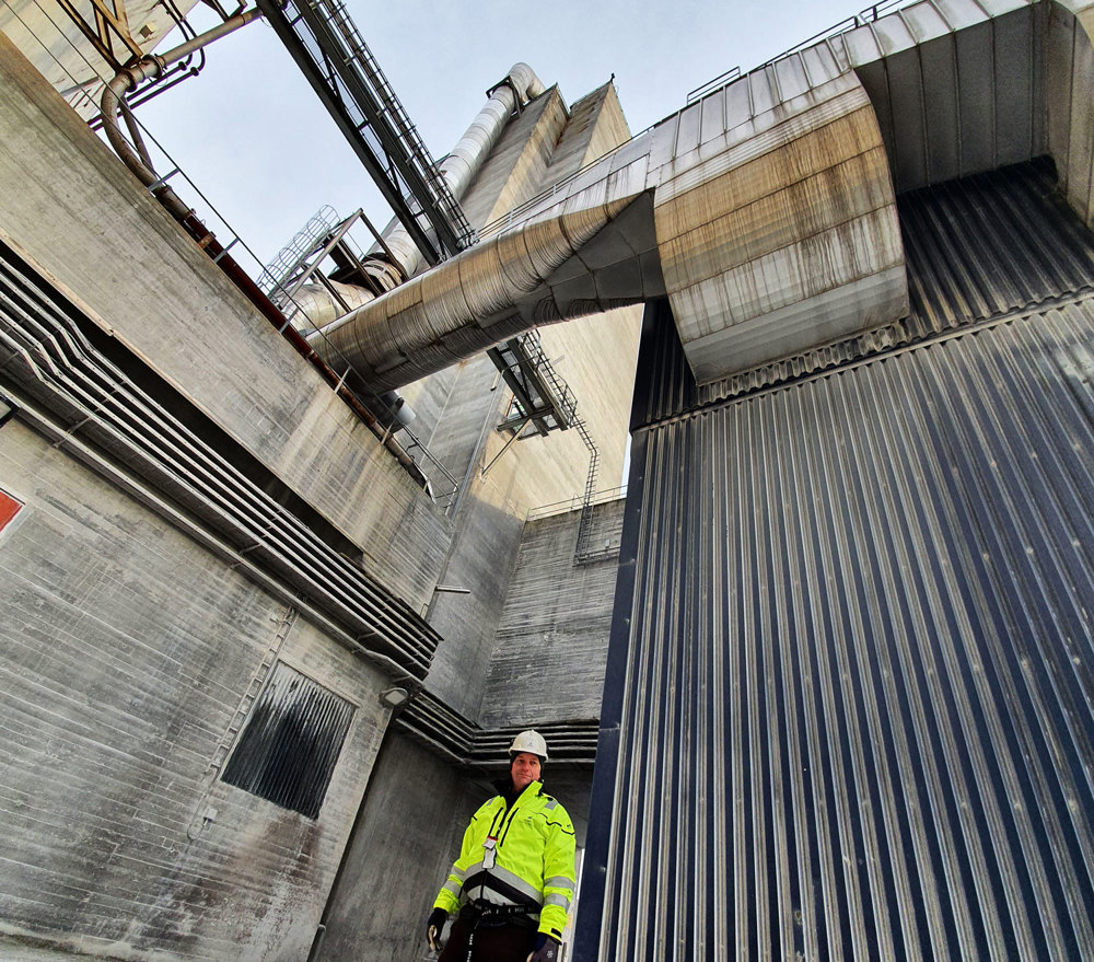 large and tall concrete building, calsinator