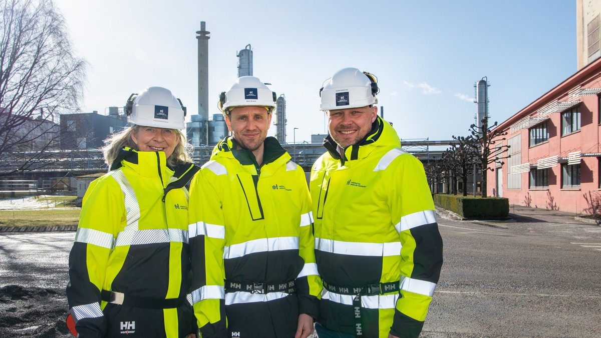 tre personer, poserer, hjelm og gule jakker, industripark, vinter