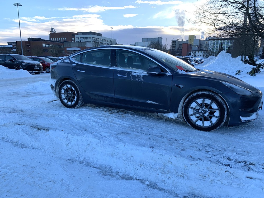 bil som er parkert på fortauet, snø og frost