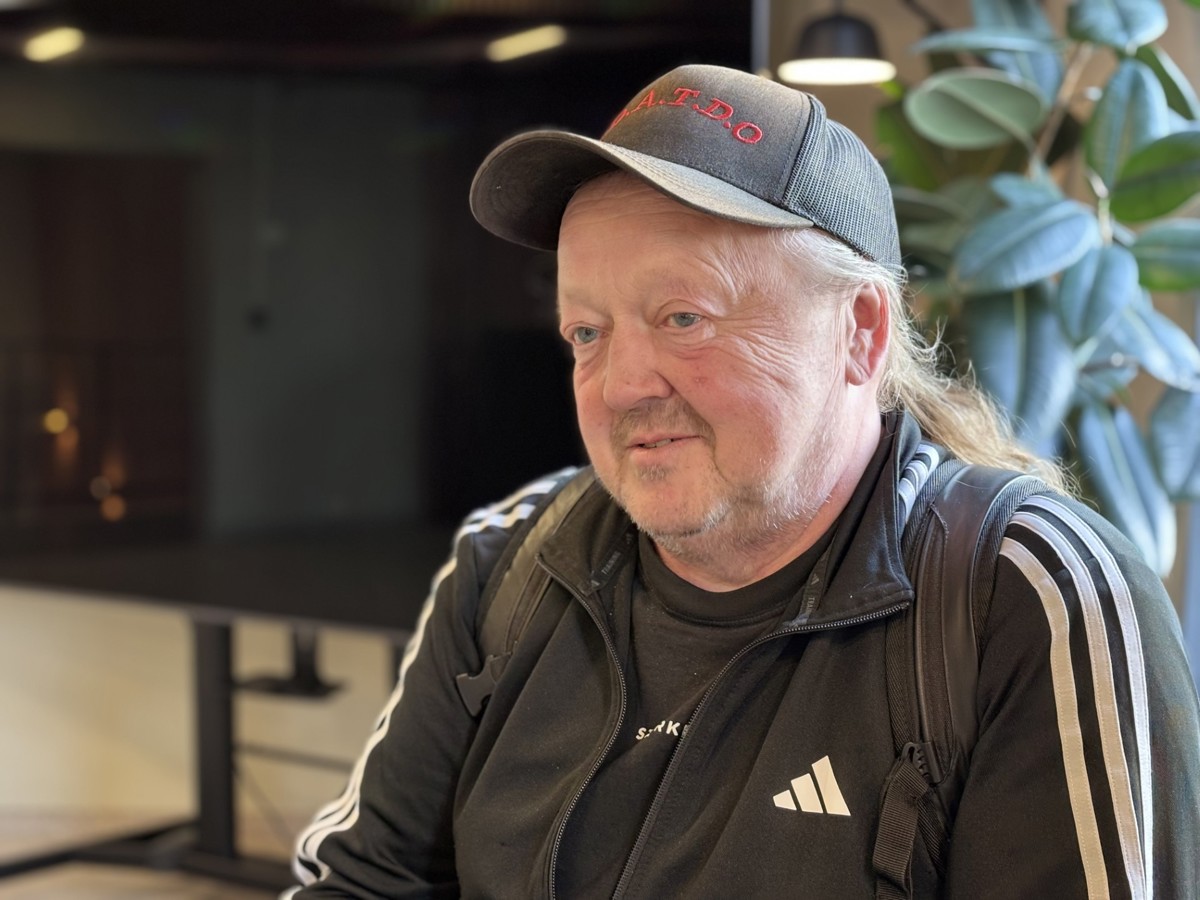 Portrett av mann caps grønn plante innendørs