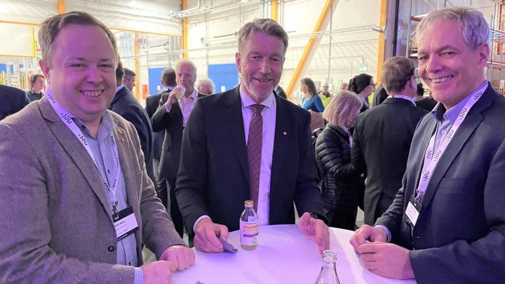 tre menn står rundt et høyt bord, offisiell åpning, gjester